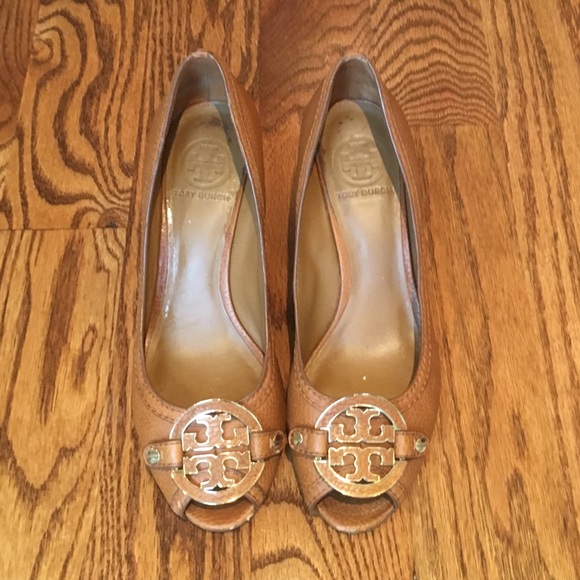 Tory Burch tan wedge - Picture 1 of 6